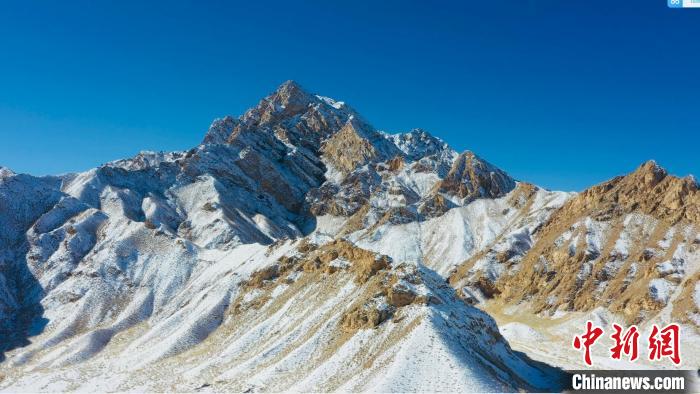 圖為山川被白雪覆蓋，與藍(lán)天相互呼映?！《继m縣融媒體中心供圖
