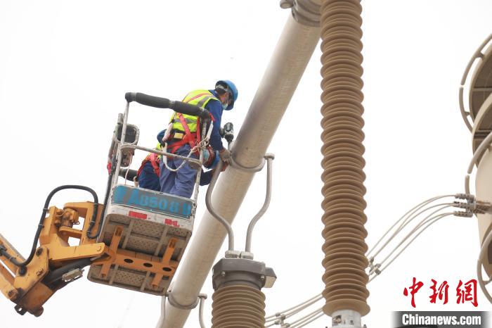 圖為國(guó)網(wǎng)青海超高壓公司變電檢修人員正在開(kāi)展設(shè)備檢修工作?！≈煲闳?攝