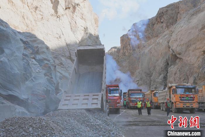 圖為大壩填筑現場?！∷娝木止﹫D