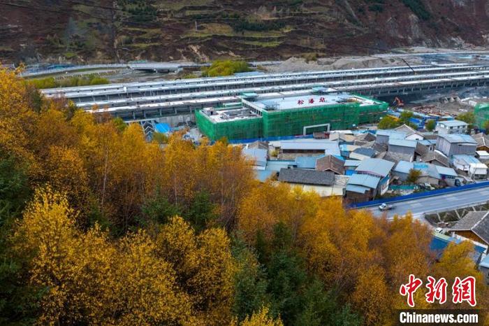 正在建設(shè)的成蘭鐵路松潘站。　劉忠俊 攝