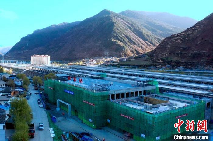 正在建設(shè)中的成蘭鐵路松潘站?！⒅铱?攝