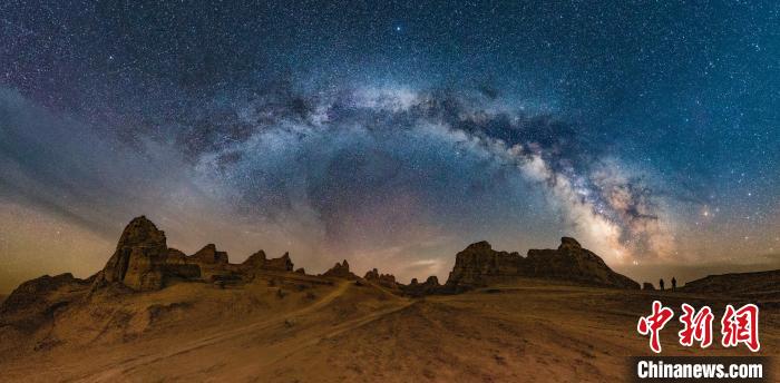 資料圖為冷湖賽什騰山天文臺址的星空。　冷湖工業(yè)園區(qū)供圖