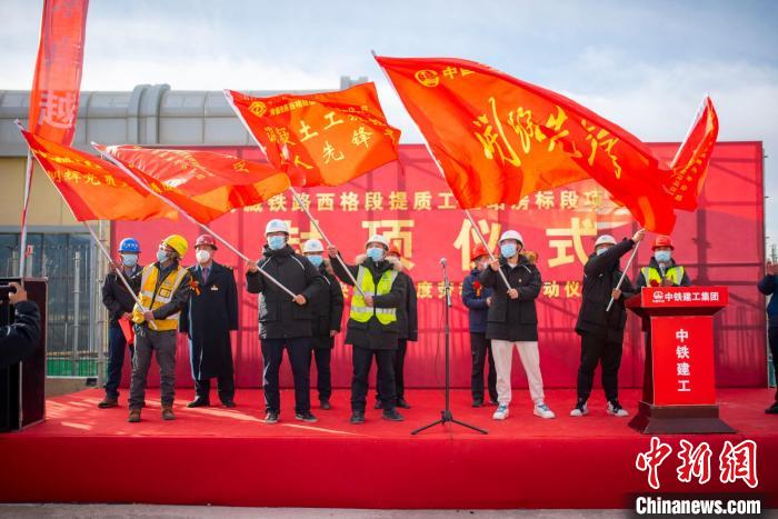 圖為封頂儀式現(xiàn)場。　浩爾娃 攝