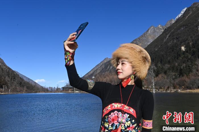 游人在畢棚溝景區(qū)拍照留念?！“苍?攝