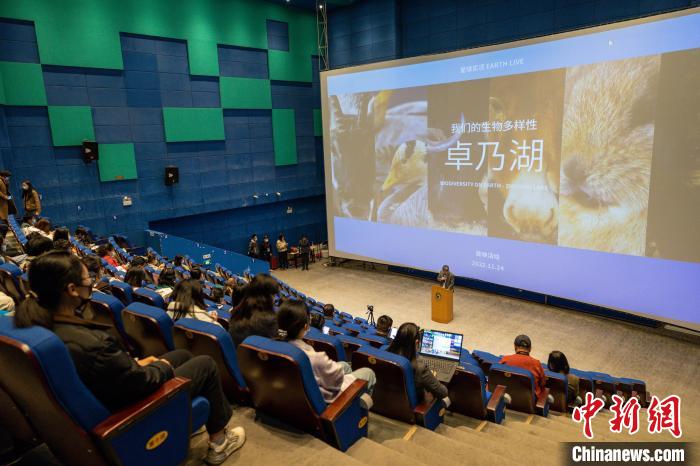 圖為首映式現(xiàn)場?！⊥踽?攝