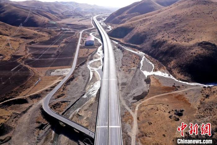 久馬高速公路阿壩50公里路段?！∈竦兰瘓F(tuán)供圖