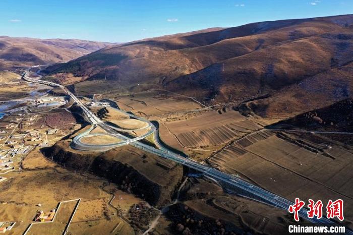 久馬高速公路阿壩互通段?！∈竦兰瘓F(tuán)供圖