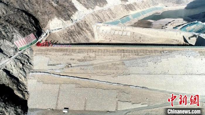 航拍巴塘水電站大壩?！≈袊?guó)安能第三工程局供圖