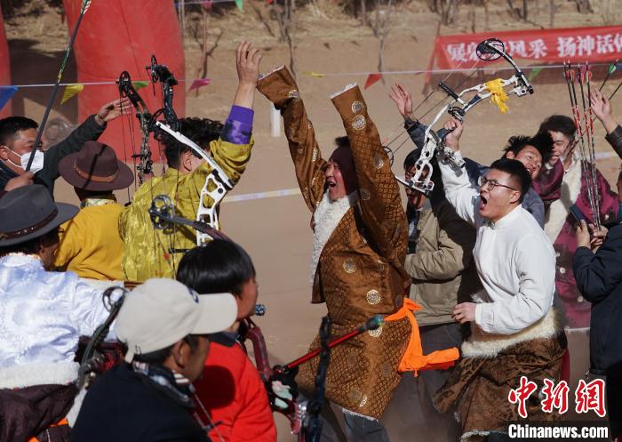圖為藏族民眾跺腳歡呼慶祝弓箭手射中靶心?！●R銘言 攝