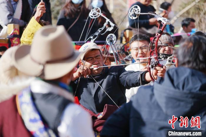 圖為藏族民眾比拼射箭技藝?！●R銘言 攝