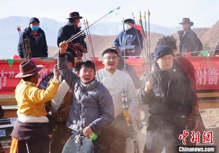 圖為藏族民眾跺腳歡呼慶祝弓箭手射中靶心。　馬銘言 攝