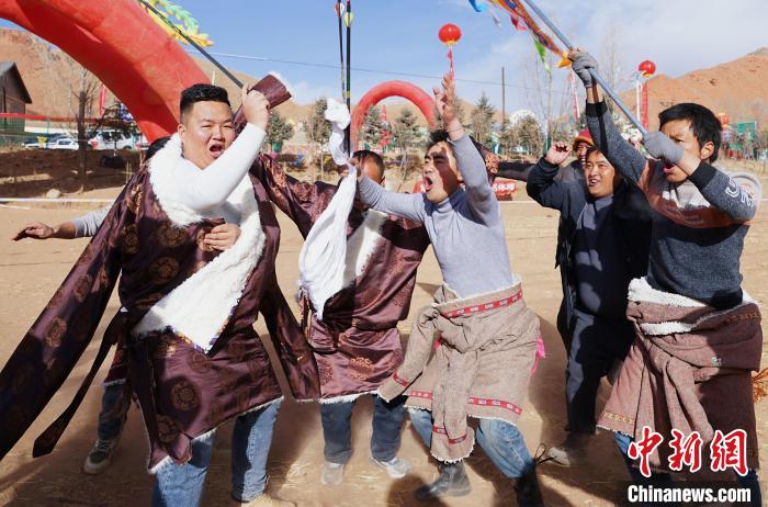 圖為藏族民眾跺腳歡呼慶祝弓箭手射中靶心?！●R銘言 攝