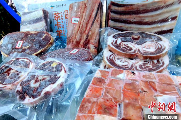 圖為前來(lái)參展的柴達(dá)木肉類。　李雋 攝