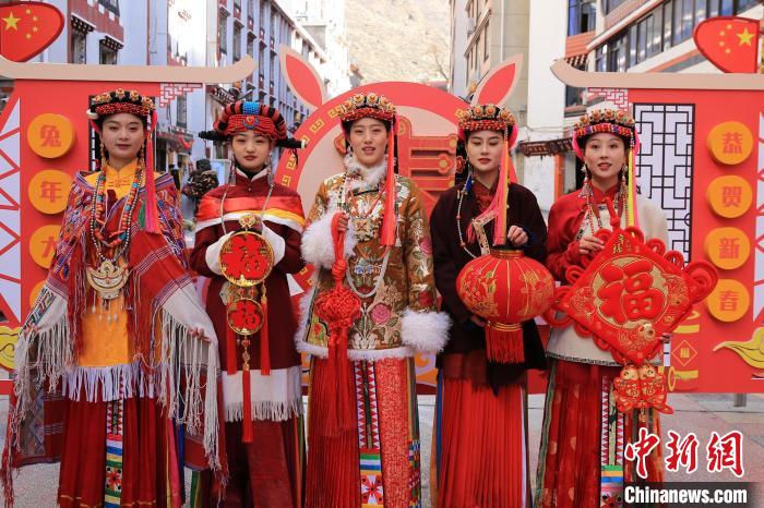 丹巴美女送祝福，迎新年?！±钣腊?攝