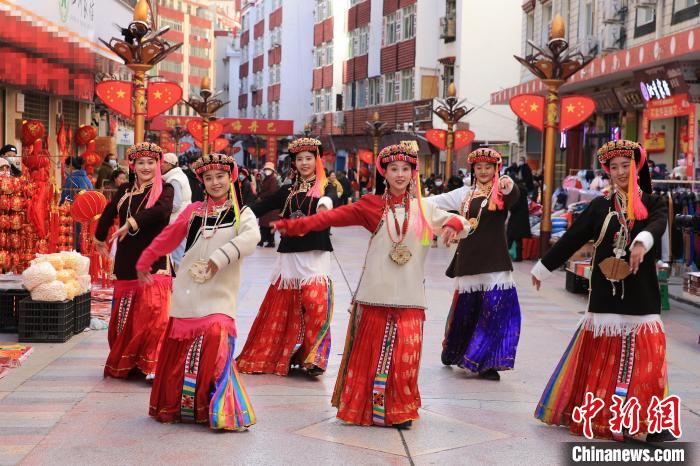 丹巴女孩在街頭跳起歡快歌舞迎接新年到來?！〖o 攝