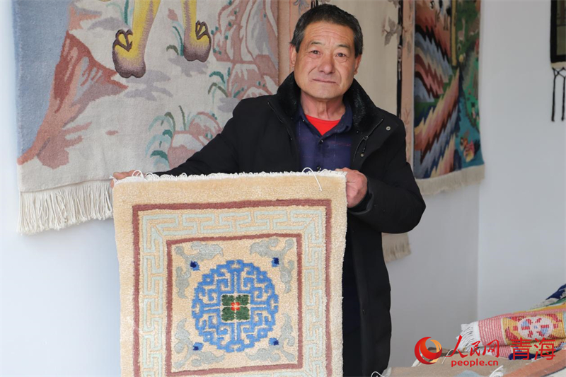 楊永良展示作品。人民網(wǎng) 況玉攝