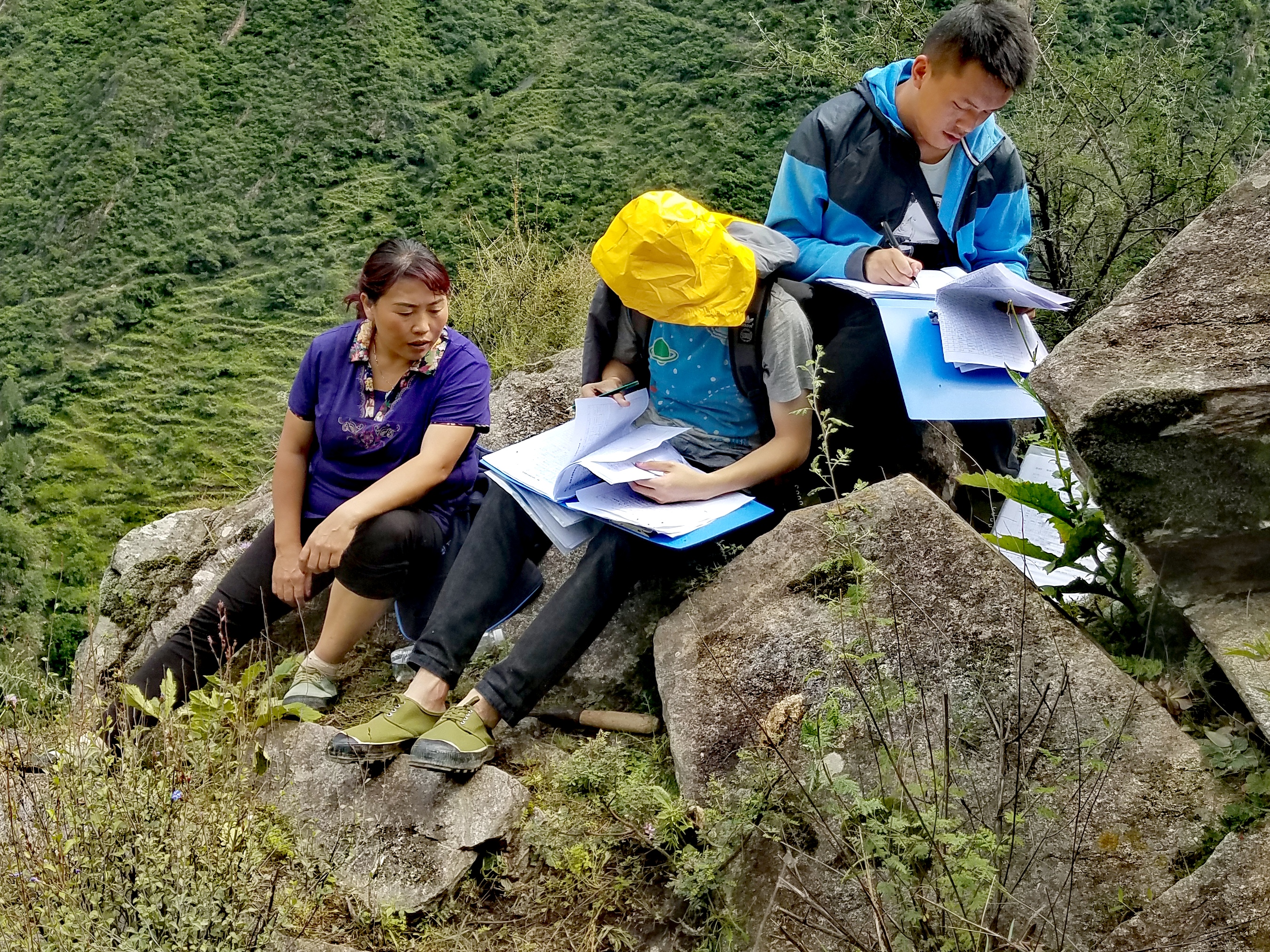 　2022年，余德春(左)協(xié)助排查震后地質(zhì)災(zāi)害隱患點。(圖為余德春提供)