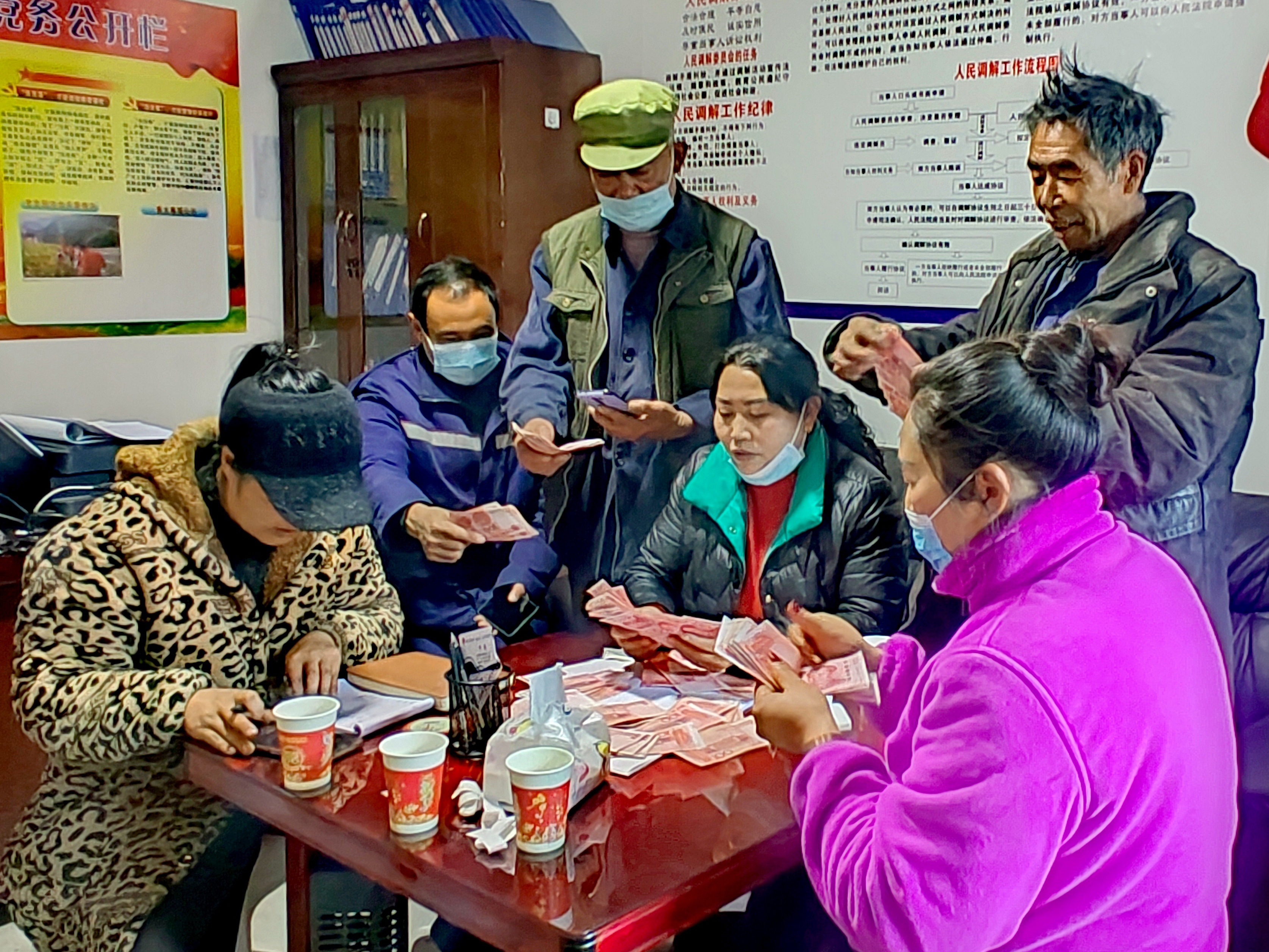 2022年，余德春給村民分紅。(圖為余德春提供)