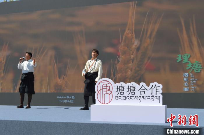“康巴漢子”現(xiàn)場(chǎng)獻(xiàn)唱?！≈炝杞?攝