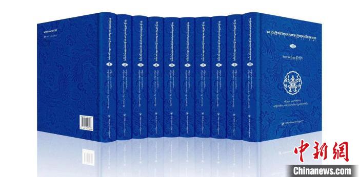 圖為青海果洛州藏醫(yī)專家桑德才讓擔(dān)任主編的《藏醫(yī)傳染性疾病文獻(xiàn)集成》?！∈茉L者 供圖