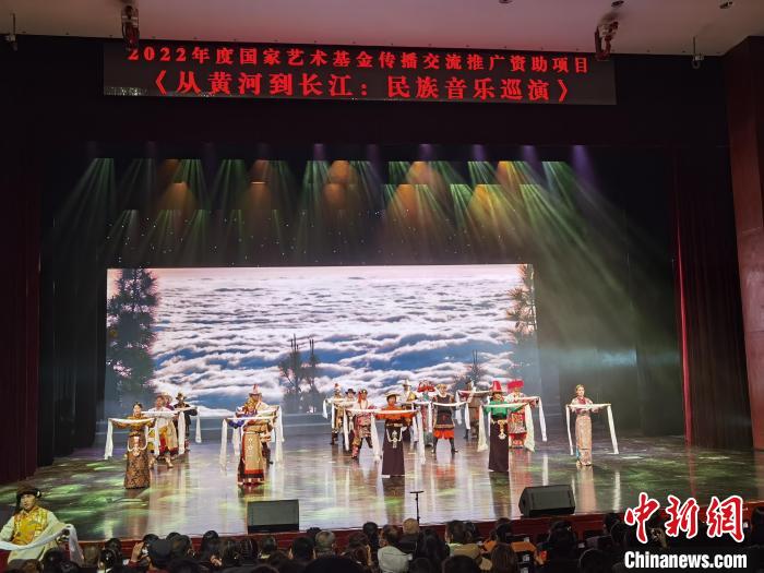 圖為演出現(xiàn)場?！∨擞隄?攝