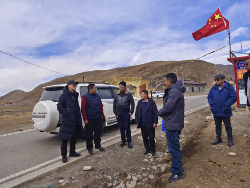 領隊張力帆(左一)帶隊實地調(diào)研援建項目推進情況。成都高新區(qū)(簡陽市)第六批對口支援工作隊供圖