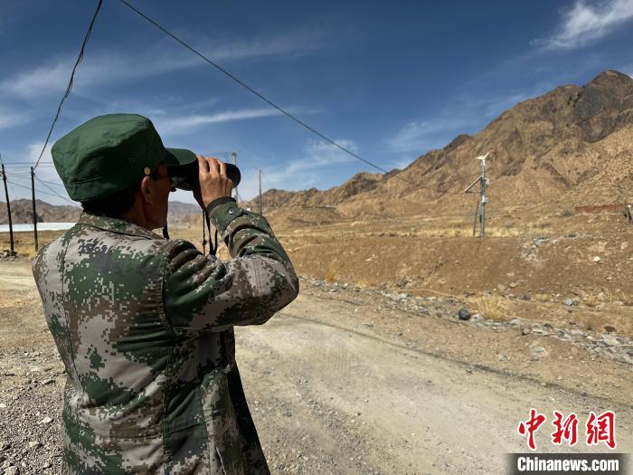 圖為文物保護(hù)員費(fèi)生平正在巡查。　李雋 攝