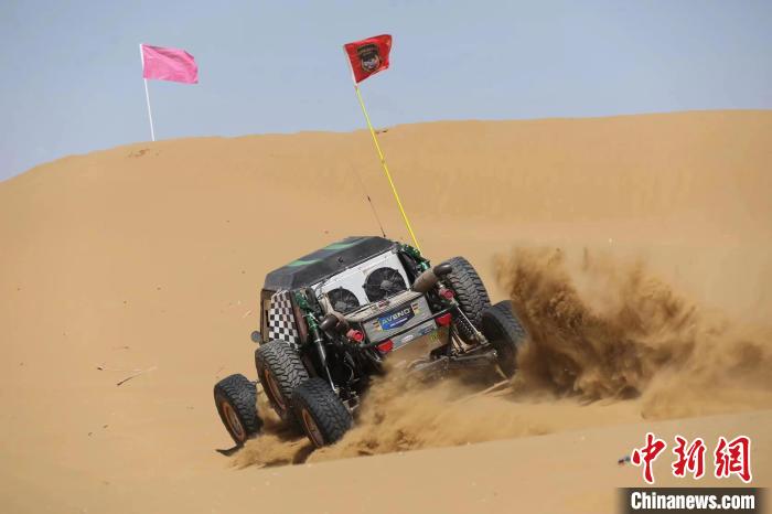 圖為高原沙漠機車越野挑戰(zhàn)賽現(xiàn)場?！≠F南縣委宣傳部供圖
