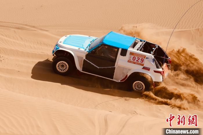 圖為高原沙漠機車越野挑戰(zhàn)賽現(xiàn)場?！≠F南縣委宣傳部供圖