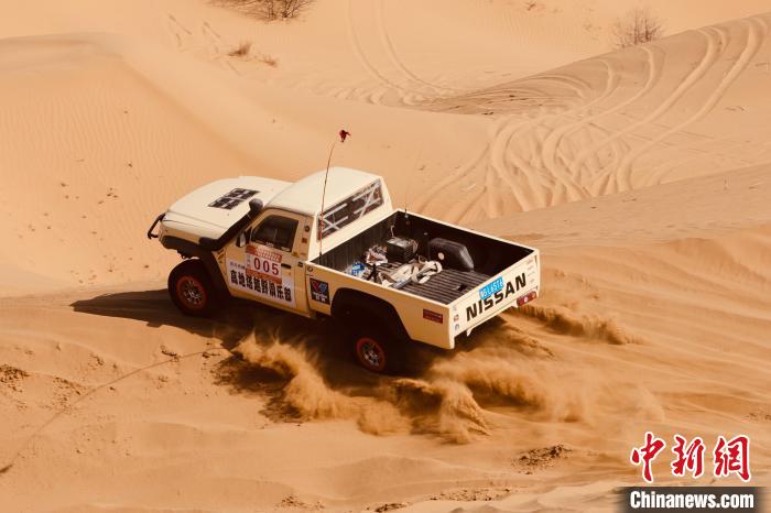 圖為高原沙漠機車越野挑戰(zhàn)賽現(xiàn)場?！≠F南縣委宣傳部供圖