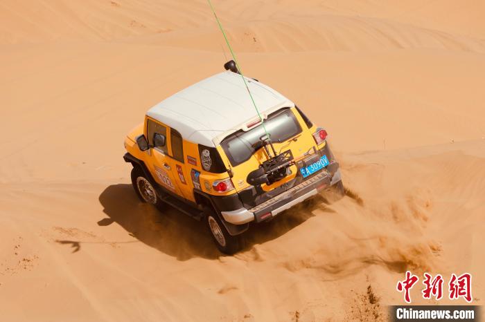 圖為高原沙漠機車越野挑戰(zhàn)賽現(xiàn)場?！≠F南縣委宣傳部供圖
