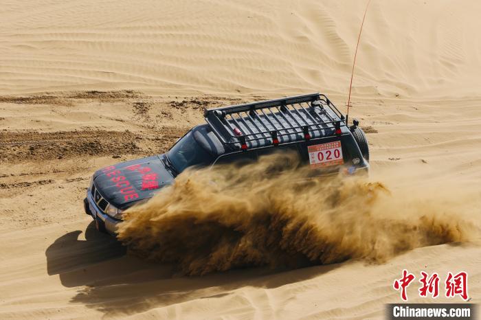 圖為高原沙漠機車越野挑戰(zhàn)賽現(xiàn)場?！≠F南縣委宣傳部供圖