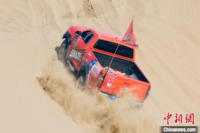 圖為高原沙漠機車越野挑戰(zhàn)賽現(xiàn)場?！≠F南縣委宣傳部供圖