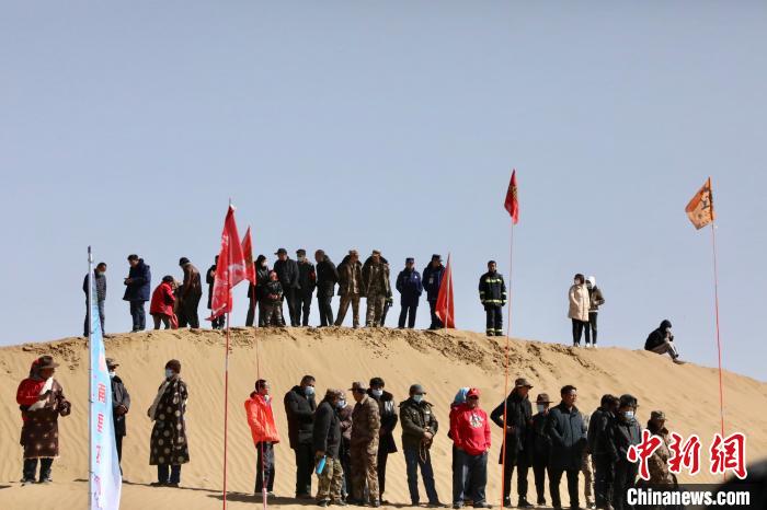 圖為來自各地的觀眾觀看比賽?！≠F南縣委宣傳部供圖