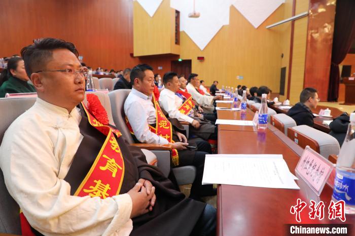 圖為玉樹州民族團(tuán)結(jié)進(jìn)步創(chuàng)建工作推進(jìn)會(huì)現(xiàn)場(chǎng)?！『F龍 攝