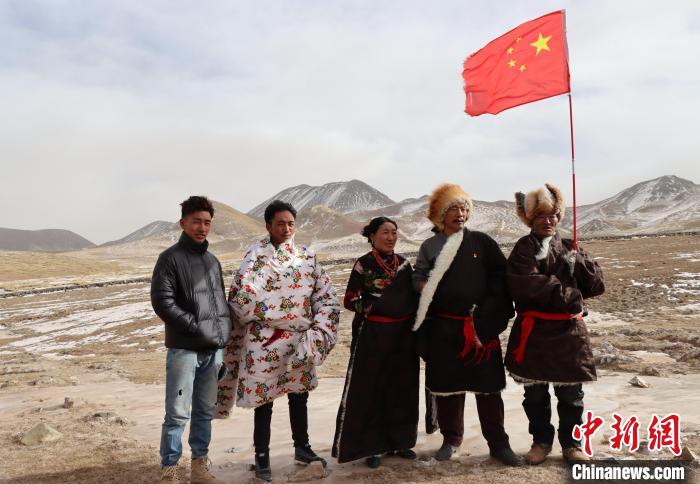 圖為青海省治多縣索加鄉(xiāng)干部群眾。(資料圖) 治多縣委宣傳部 供圖