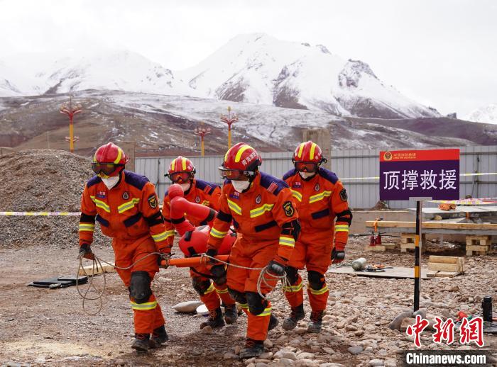 圖為地震實戰(zhàn)拉動現(xiàn)場，參演人員正在轉(zhuǎn)移受傷人員?！∮駱湎拦﹫D