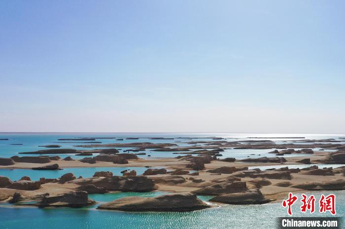 航拍青海大柴旦烏素特水上雅丹奇特景觀?！●R銘言 攝