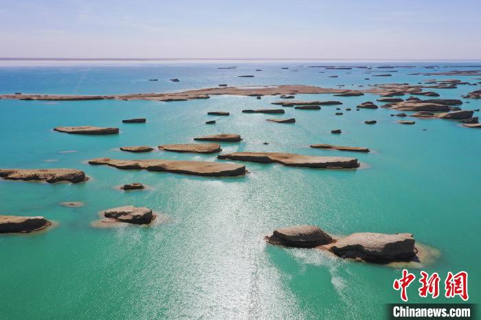 航拍青海大柴旦烏素特水上雅丹奇特景觀?！●R銘言 攝