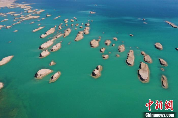 航拍青海大柴旦烏素特水上雅丹奇特景觀?！●R銘言 攝