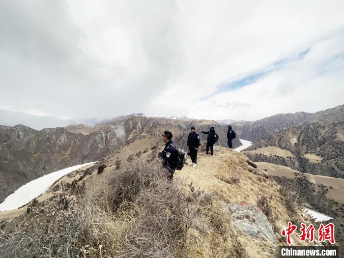 圖為曲麻萊縣崗當(dāng)村的生態(tài)管護人員開展巡護。　丁巴達杰 攝