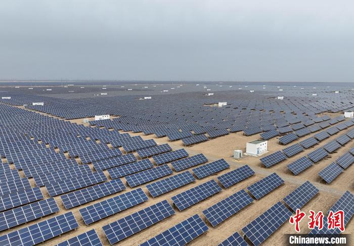 圖為航拍青海省海南藏族自治州共和縣塔拉灘光伏產(chǎn)業(yè)園。　祁增蓓 攝