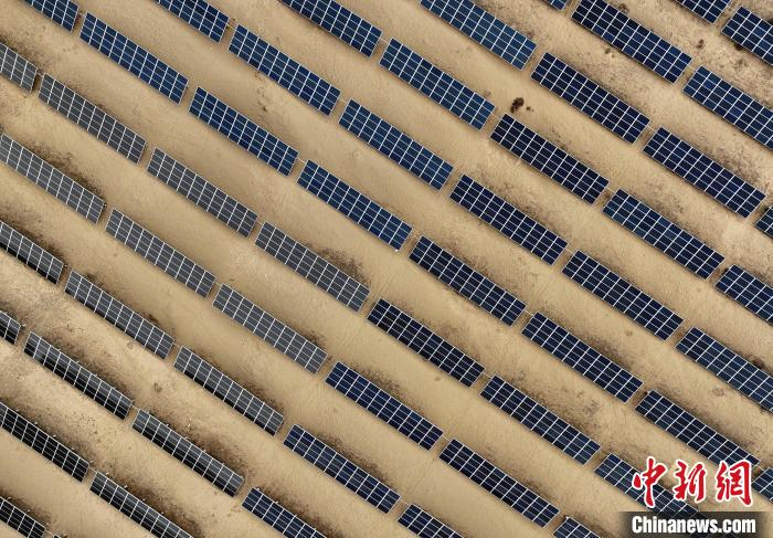 圖為航拍青海省海南藏族自治州共和縣塔拉灘光伏產(chǎn)業(yè)園?！∑钤鲚?攝