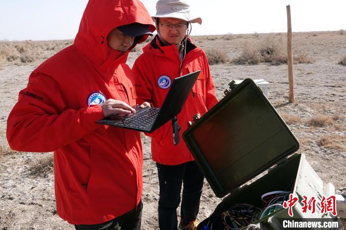 格爾木草地站，青藏科考隊(duì)員采集觀測數(shù)據(jù)?！?lt;a target='_blank' href='/'><p  align=