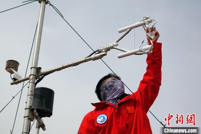 格爾木草地站，青藏科考隊(duì)員維護(hù)科研設(shè)備?！?lt;a target='_blank' href='/'><p  align=