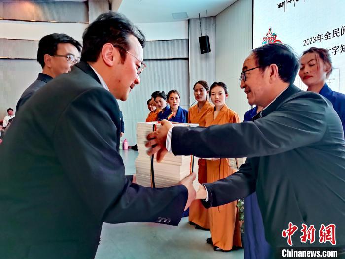 圖為贈送叢書。　張?zhí)砀?攝