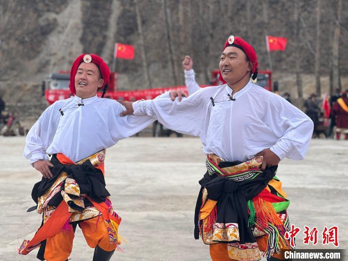 圖為當(dāng)?shù)厝罕娬寡莘沁z類(lèi)歌舞文化?！±罱瓕?攝