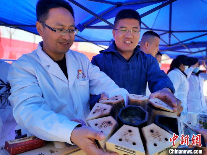 圖為青海省海東市樂都區(qū)中醫(yī)院八卦灸展示?！?zhí)砀?攝