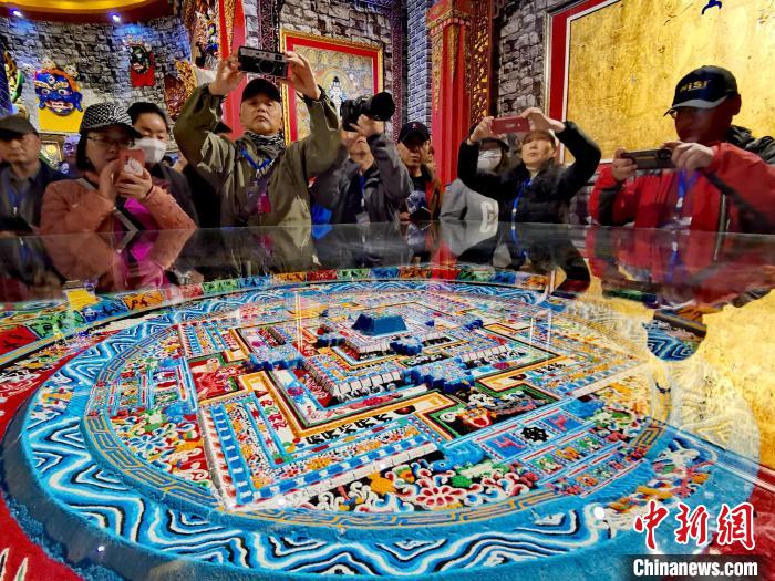 圖為參觀者拍攝壇城?！?zhí)砀?攝