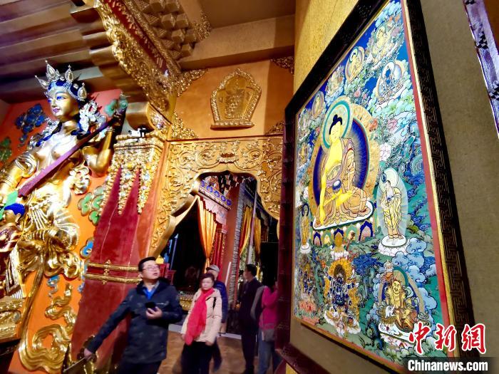 圖為仁俊畫(huà)院內(nèi)的唐卡?！?zhí)砀?攝